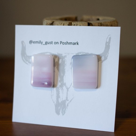 ✨ 3/$15✨ Stud Glass/Resin Earrings - Picture 1 of 4